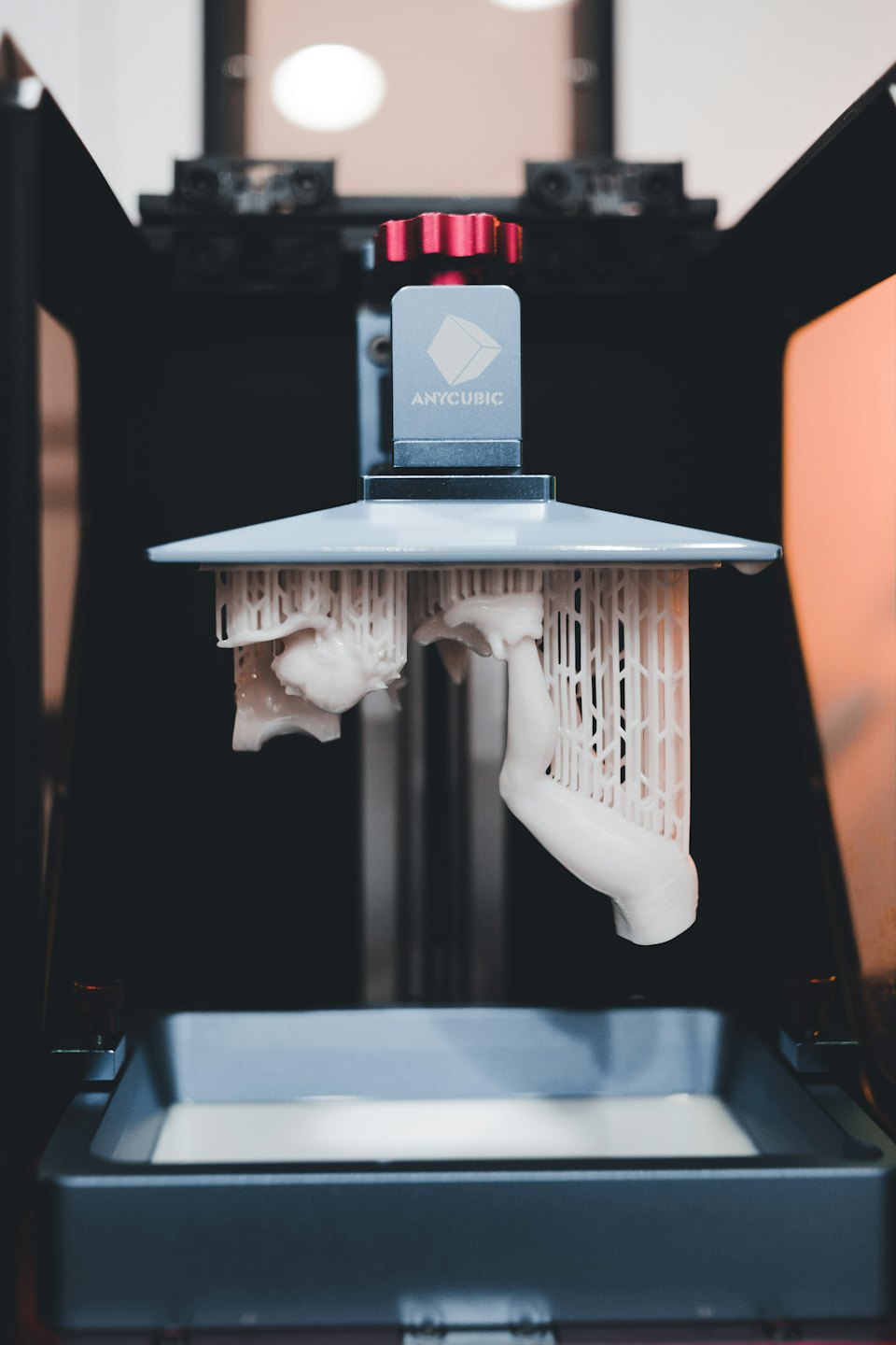 Drukarka 3D tworząca skomplikowane obiekty z żywicy do góry nogami.